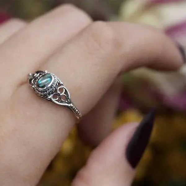 Pierścień z motywem muszli tęczowej z filigranowym wzorem