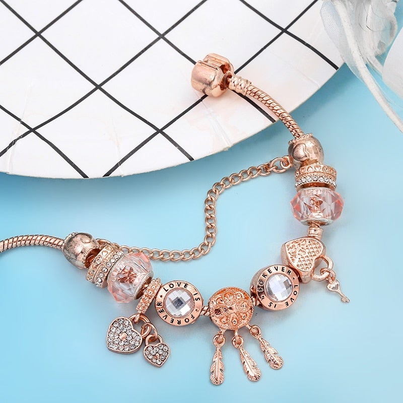 Bransoletka z różanym amuletem i zawieszkami ze srebra próby 925