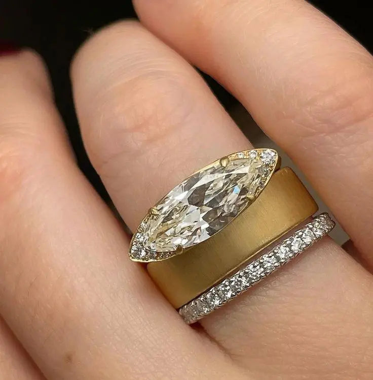 Zestaw złotych pierścionków z kryształami i staroświeckimi cyrkoniami