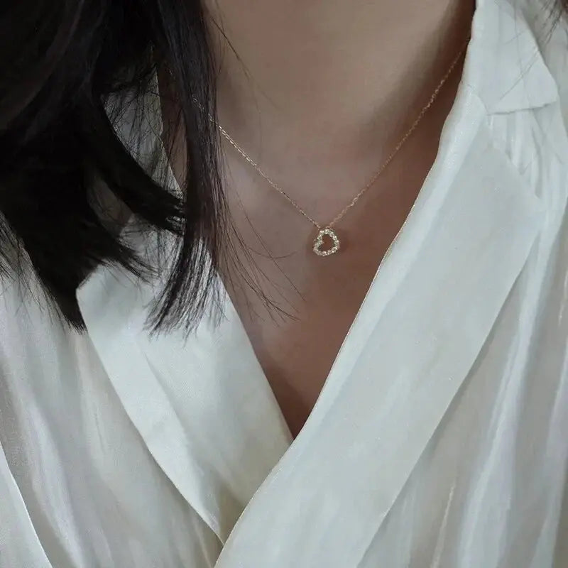 Elegancki błyszczący naszyjnik w kształcie serca