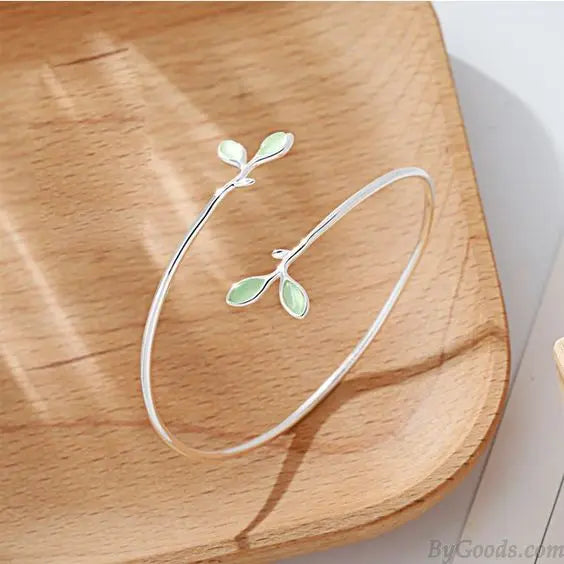 Otwarte pierścień z zielonym liściem