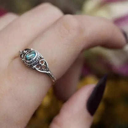 Pierścień z motywem muszli tęczowej z filigranowym wzorem