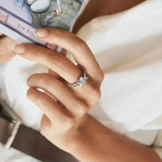 Pierścień z podwójnym wizerunkiem księżyca i kamieniem szlachetnym