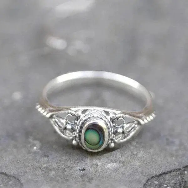 Pierścień z motywem muszli tęczowej z filigranowym wzorem