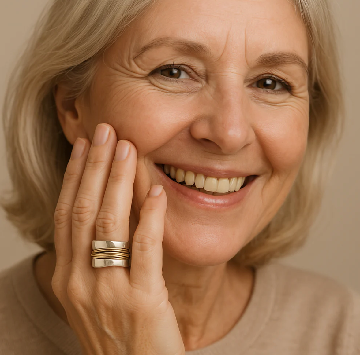 Srebrny pierścień z złotymi nitkami