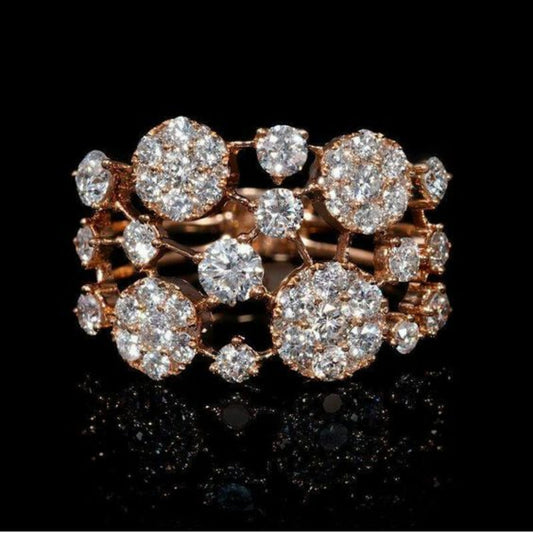 Vintage'owy pierścień z intarsją i jasnymi kamieniami w różowym złocie