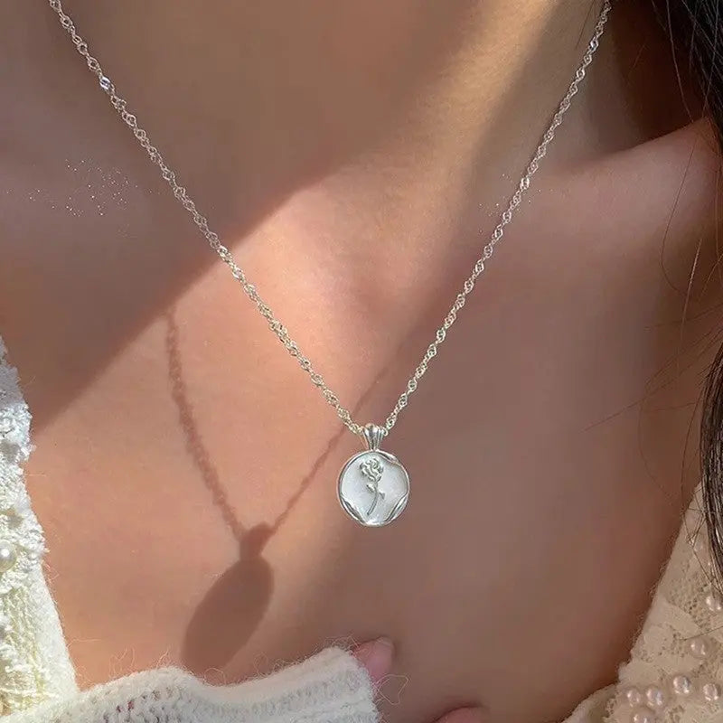 Delikatny naszyjnik z okrągłą wisiorkiem o polerowanym wykończeniu