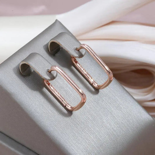 Proste eleganckie kolczyki z cyrkoniami w złocie