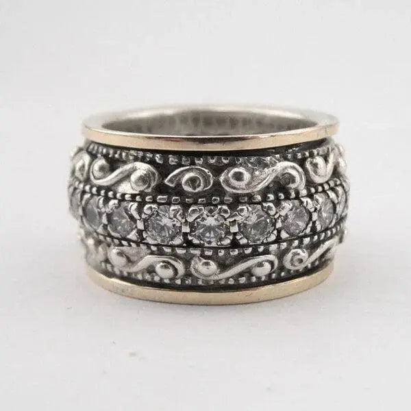 Pierścień z rzeźbionym kamieniem szlachetnym