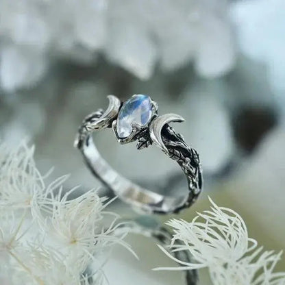 Pierścień z podwójnym wizerunkiem księżyca i kamieniem szlachetnym