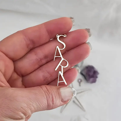 Naszyjnik z indywidualnym imieniem i pionową literą