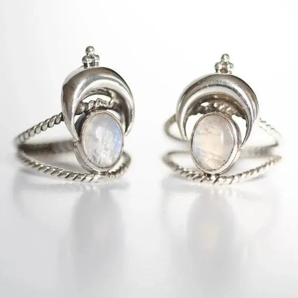 Owalny pierścień z tęczowym księżycowym labradorytem i fazami księżyca