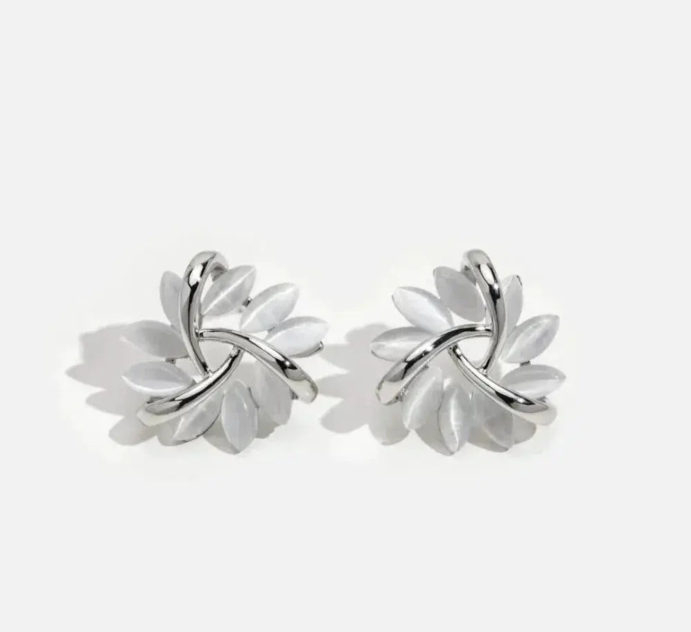 Eleganckie i wykwintne złote kolczyki w kształcie opalizujących płatków kwiatu w kształcie koła