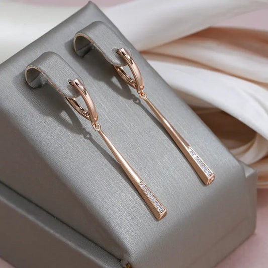 Eleganckie kolczyki z lekkiego złotego drewna