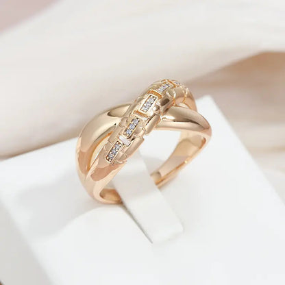 Elegancki pierścień z krzyżem wysadzany cyrkoniami