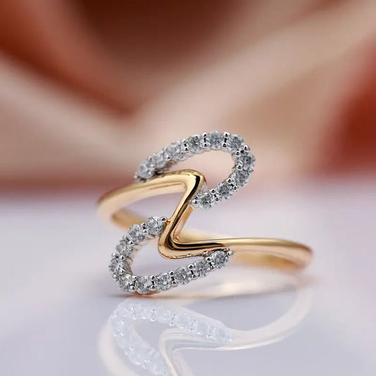 Elegancki Pierścień z Błyszczącymi Falami w Złocie