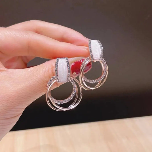 Eleganckie białe błyszczące kolczyki