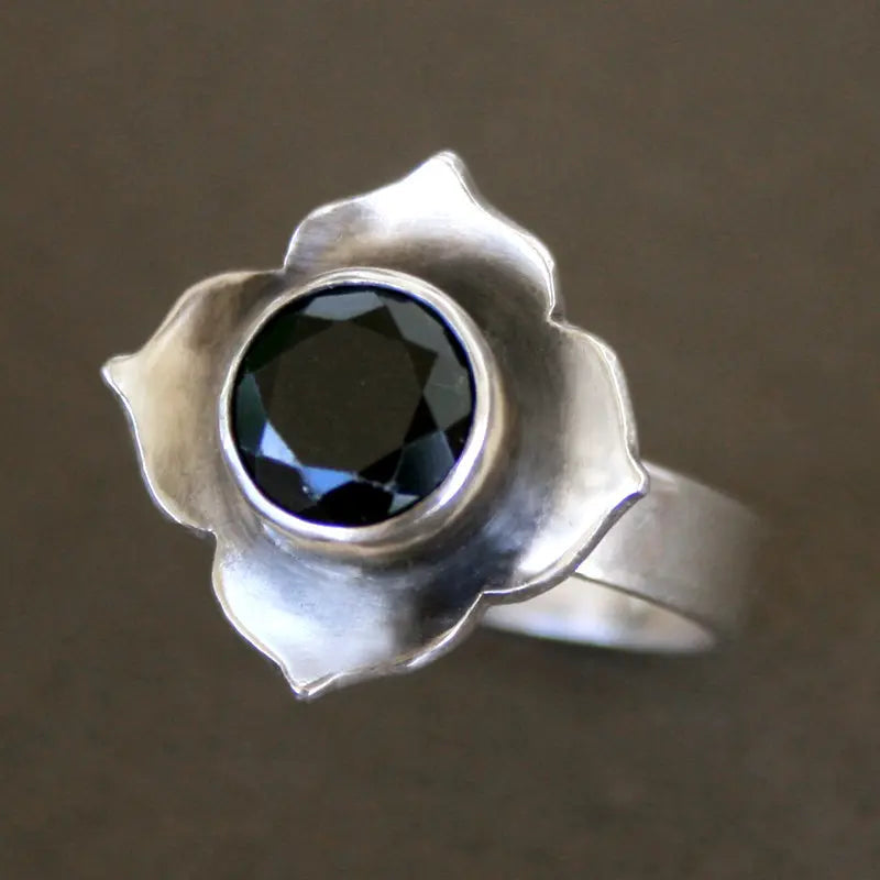 Wiejskie stary kryształ z kwiatem pierścień